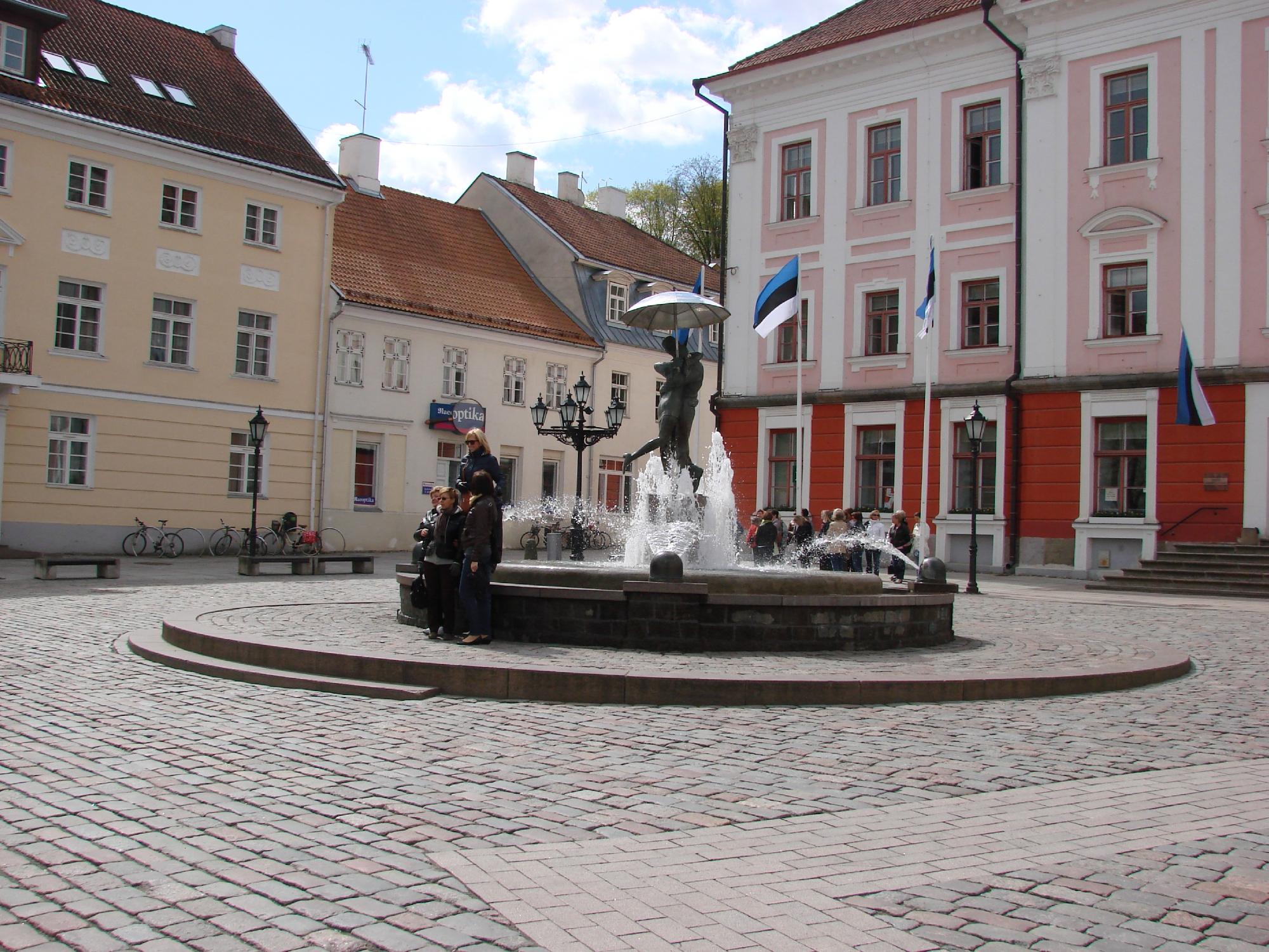 Скульптура с фонтаном "Целующиеся студенты“