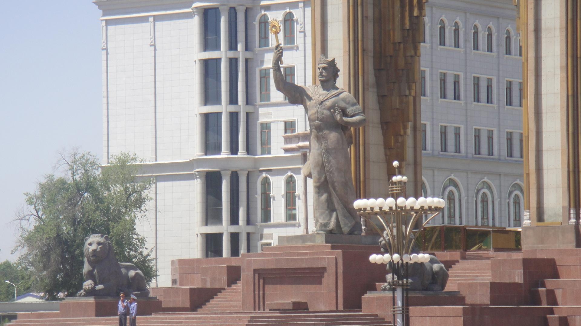 Памятник Исмоилу Сомони