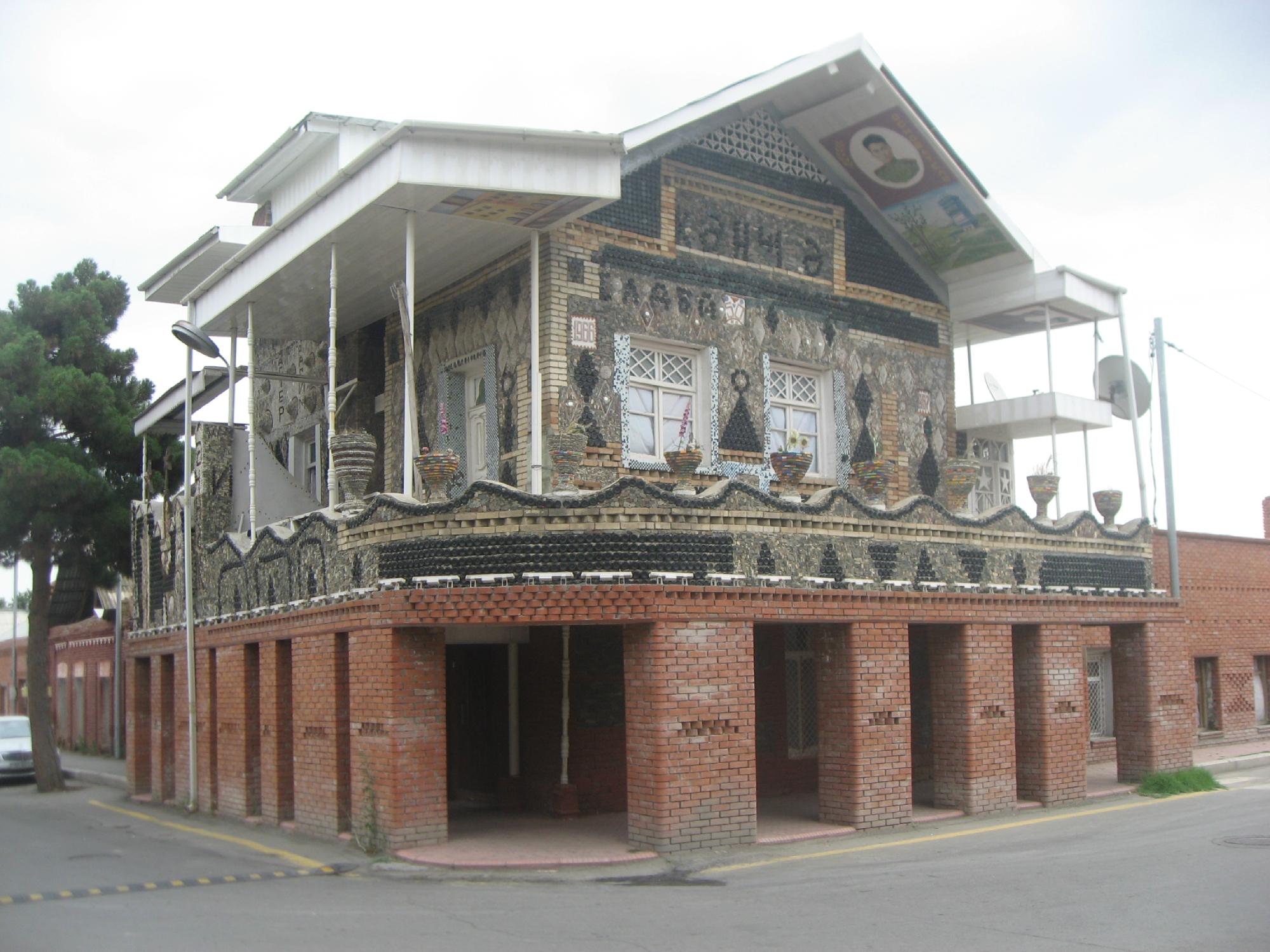 Бутылочный дом