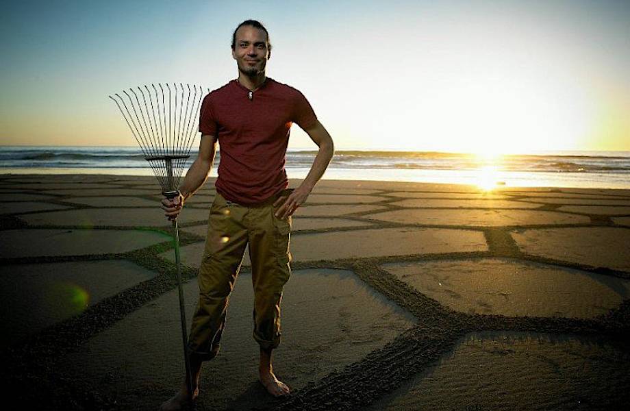 Он стоял на пляже с граблями в руках... Его считали сумасшедшим, но вскоре поняли, что он гениален