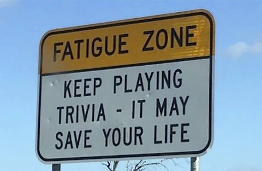 В Австралии установили необычные дорожные знаки, чтобы водители не засыпали в пути В Австралии установили необычные дорожные знаки, чтобы водители не засыпали в пути