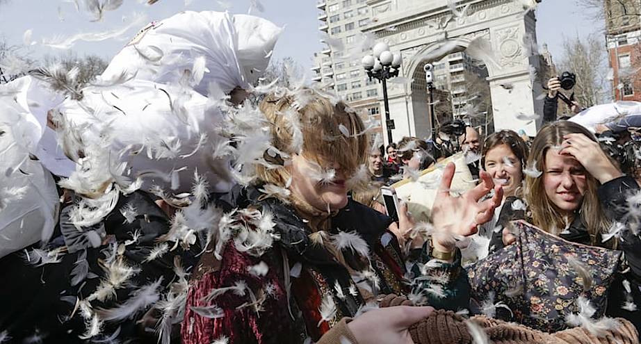 Фото дня: битва подушками в Нью-Йорке