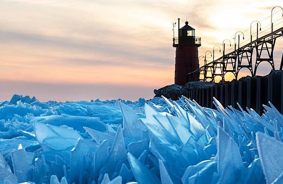 Замерзшее озеро Мичиган разбилось на миллионы осколков, и это выглядит фантастически Замерзшее озеро Мичиган разбилось на миллионы осколков, и это выглядит фантастически