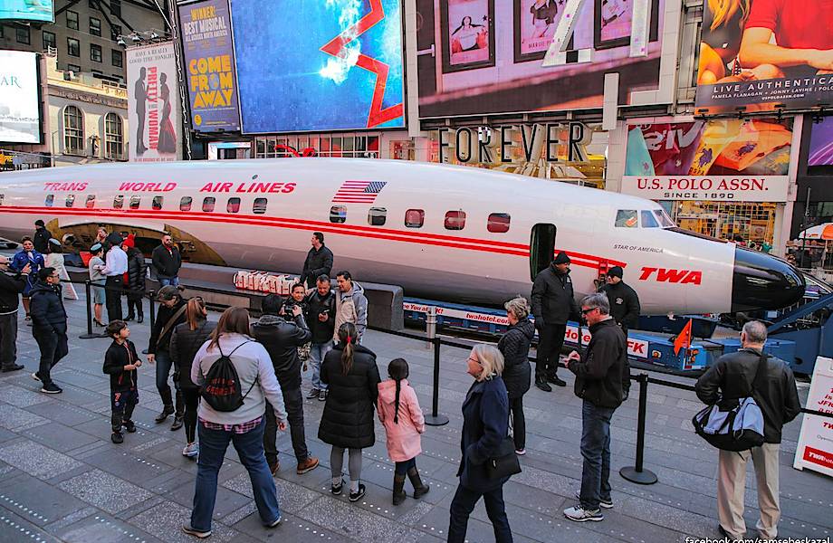 Что делает большой пассажирский авиалайнер в центре Нью-Йорка Что делает большой пассажирский авиалайнер в центре Нью-Йорка