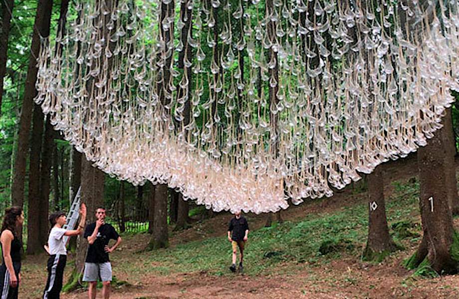 «Люстра» — потрясающая инсталляция в итальянском лесу, которая собирает дождь «Люстра» — потрясающая инсталляция в итальянском лесу, которая собирает дождь