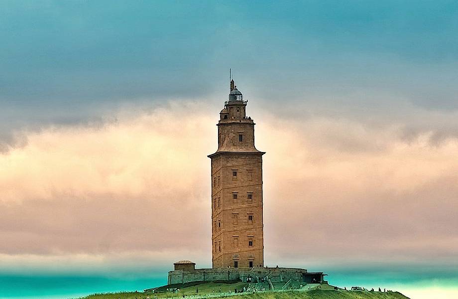 Башня Геркулеса — самый старый действующий маяк в мире, построенный еще римлянами Башня Геркулеса — самый старый действующий маяк в мире, построенный еще римлянами