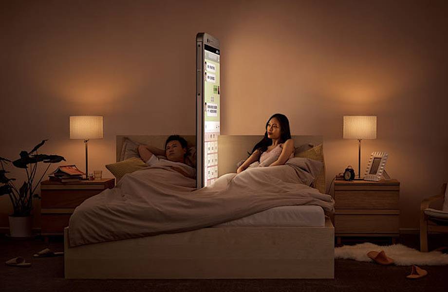 Стена из смартфонов: в Китае выпустили социальную рекламу, как гаджеты разделяют людей Стена из смартфонов: в Китае выпустили социальную рекламу, как гаджеты разделяют людей