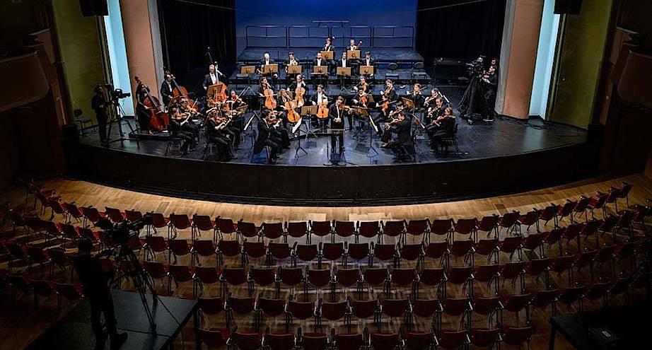 Фото дня: концерт без людей