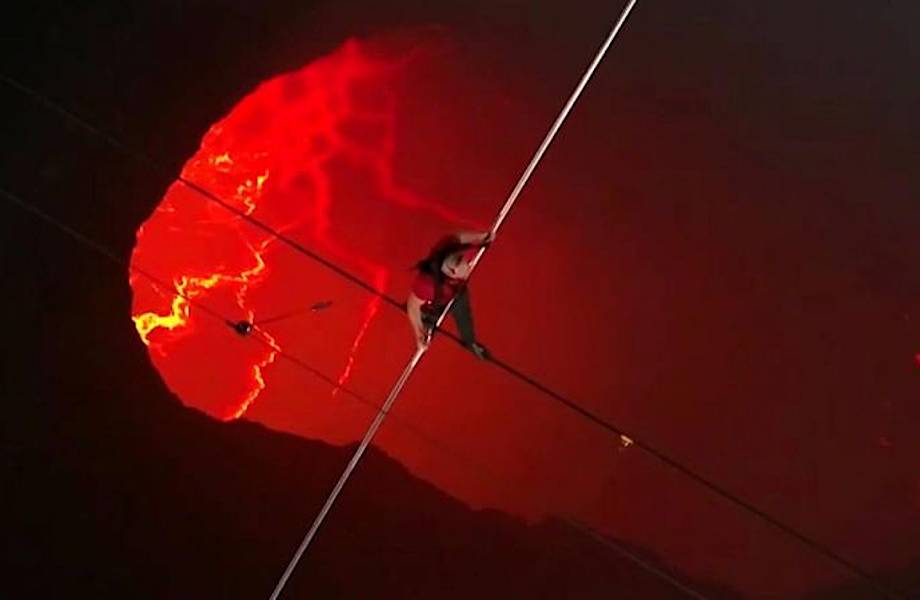 Самая опасная прогулка: канатоходец полчаса шел над кратером действующего вулкана Самая опасная прогулка: канатоходец полчаса шел над кратером действующего вулкана