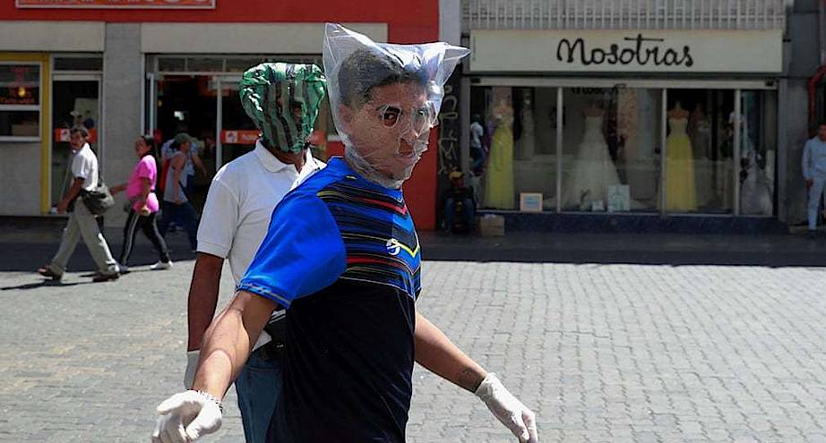 Фото дня: все средства защиты хороши