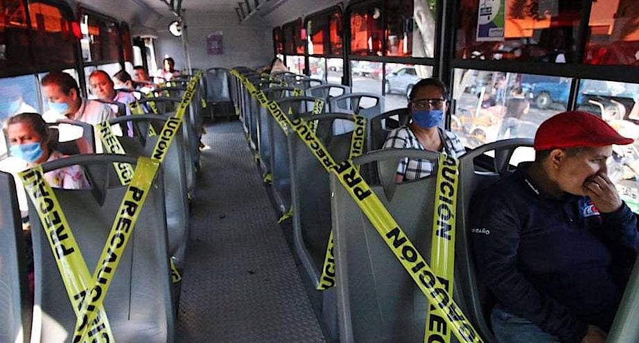 Фото дня: автобус, где отметили места для соблюдения социальной дистанции