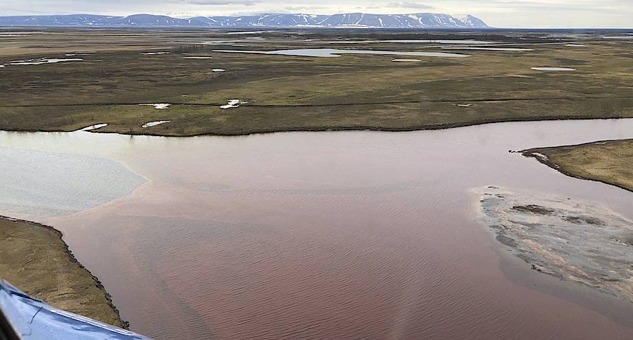 Фото дня: разлив нефтепродуктов в Норильске