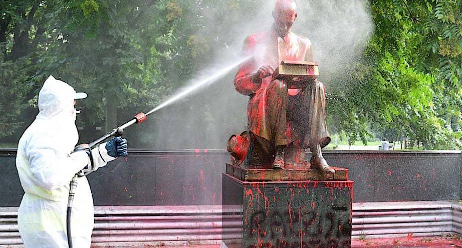 Фото дня: памятник в Милане, облитый краской в ходе протестов против расизма
