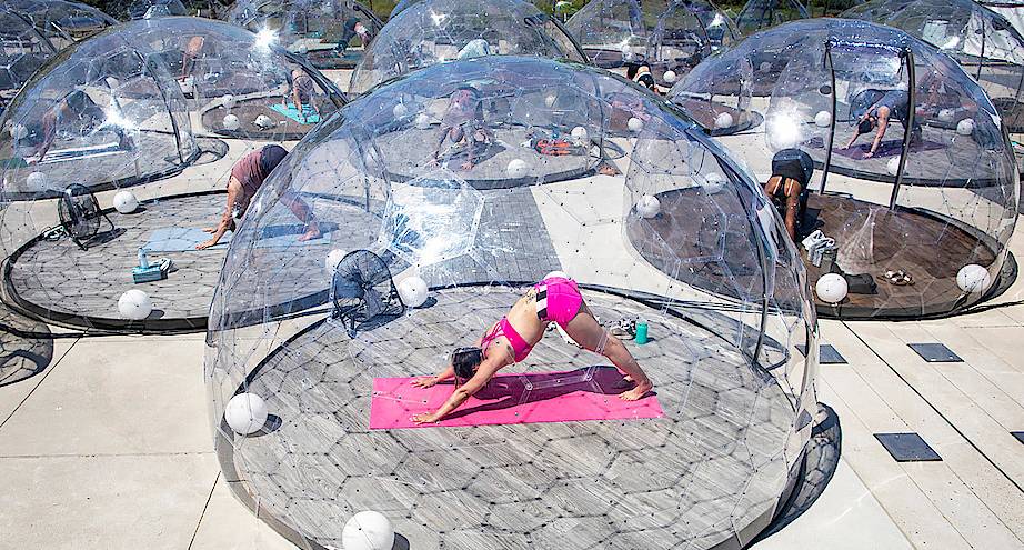 Фото дня: йога в Торонто проходит в пузырях