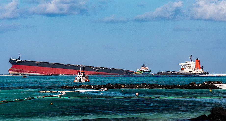Фото дня: танкер, расколовшийся на части