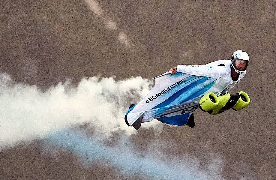 Летать как Супермен: BMW создала костюм для полетов в воздухе Летать как Супермен: BMW создала костюм для полетов в воздухе