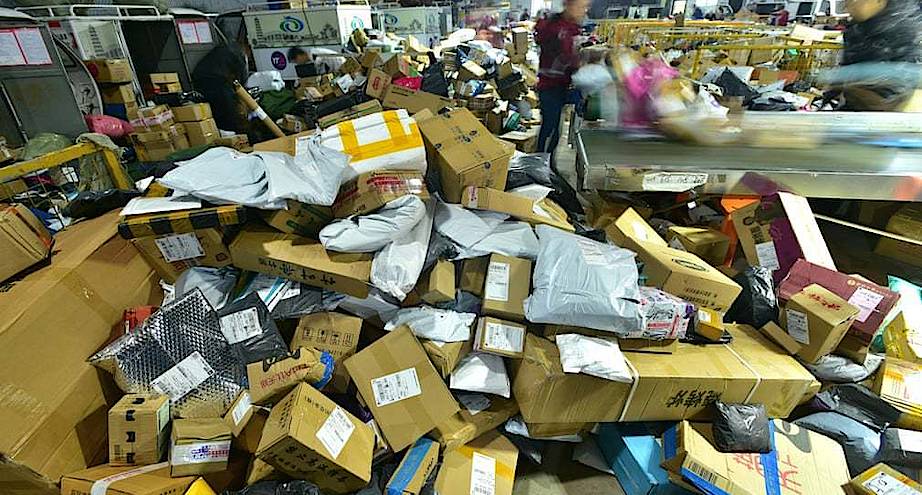 Фото дня: завал в логистическом центре после 11 ноября