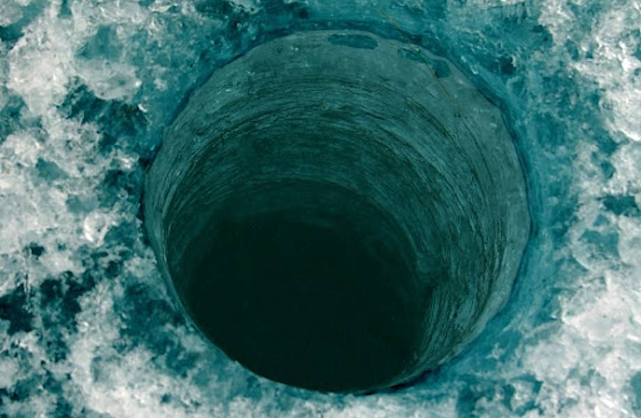 Видео: Дыра во льду издает звук перестрелки из вестерна Видео: Дыра во льду издает звук перестрелки из вестерна