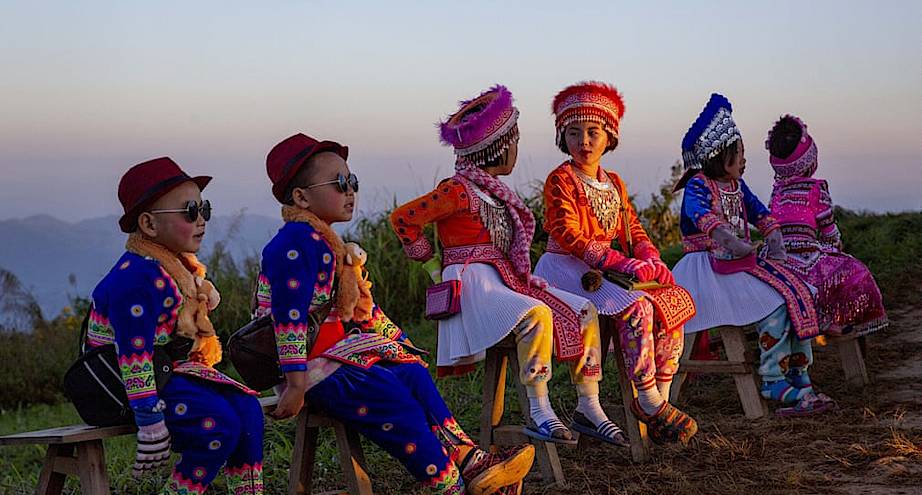 Фото дня: дети в костюмах ждут туристов для платных фотографий