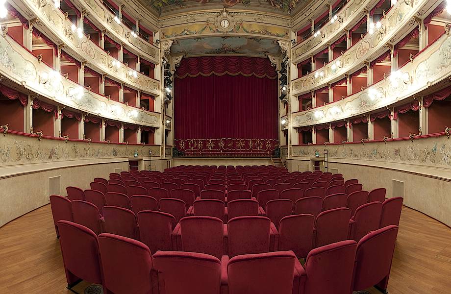 Почему кресла в театрах и кино красные Почему кресла в театрах и кино красные