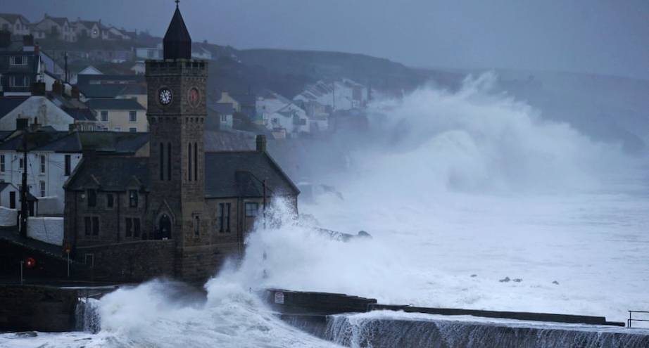 Фото дня: шторм в Корнуолле