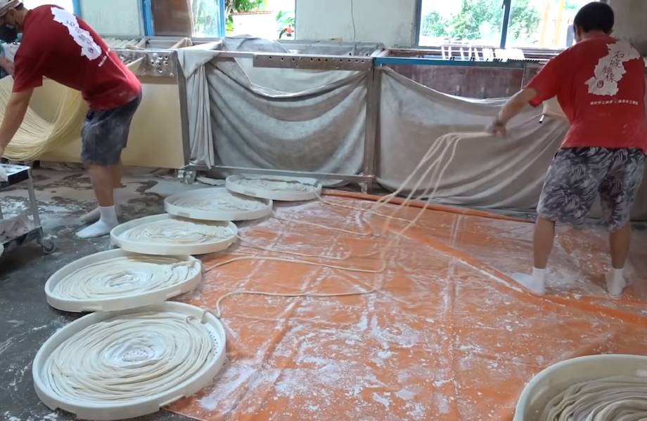 Видео: Как делают китайскую лапшу ручной работы на Тайване Видео: Как делают китайскую лапшу ручной работы на Тайване