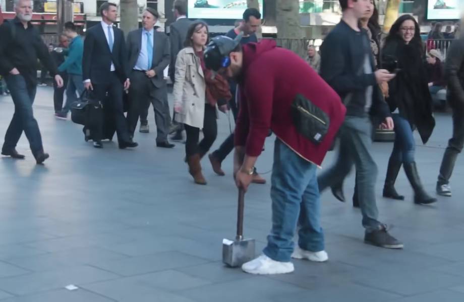 Видео: Смогут ли прохожие поднять молот Тора Видео: Смогут ли прохожие поднять молот Тора