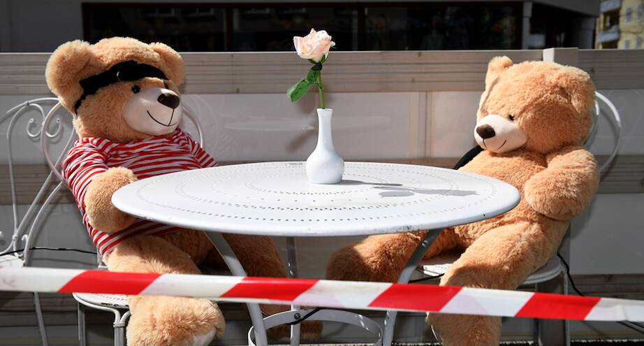 Фото дня: плюшевые посетители баварского кафе