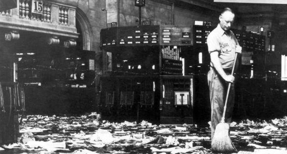 Фото дня: когда акции превратились в мусор