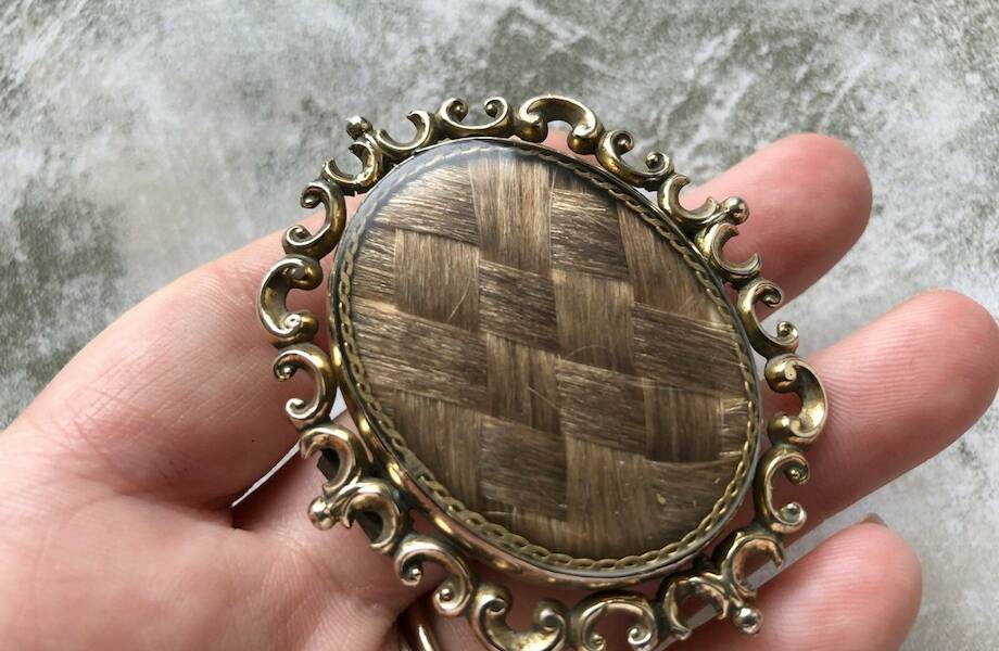 Странности Викторианской эпохи: почему украшения из локонов имели бешеную популярность Странности Викторианской эпохи: почему украшения из локонов имели бешеную популярность