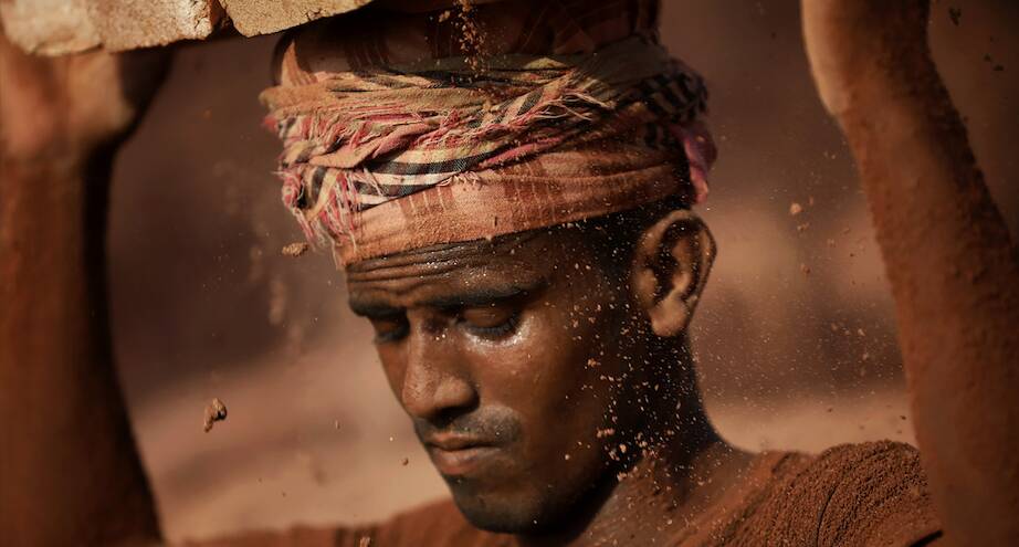 Фото дня: на кирпичном заводе в Бангладеш