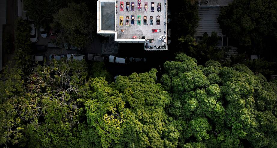 Фото дня: йога на крыше