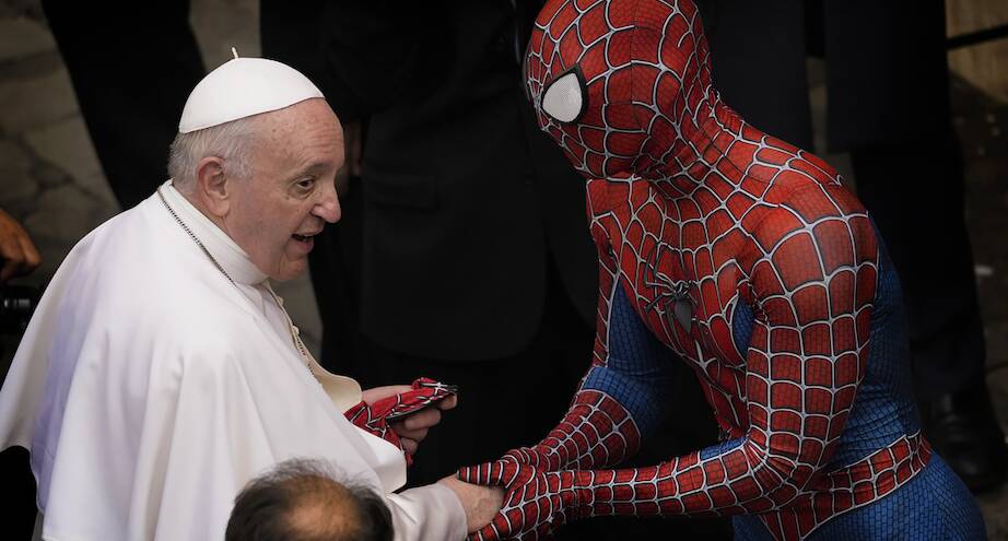 Фото дня: человек-паук на аудиенции у папы Римского