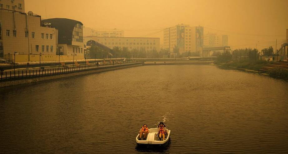 Фото дня: небо Якутска, оранжевое от пожаров