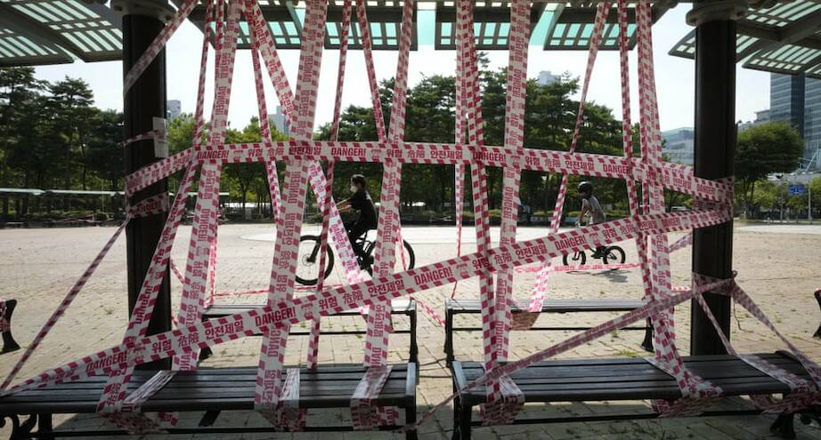 Фото дня: скамейки, на которых нельзя сидеть по новым правилам