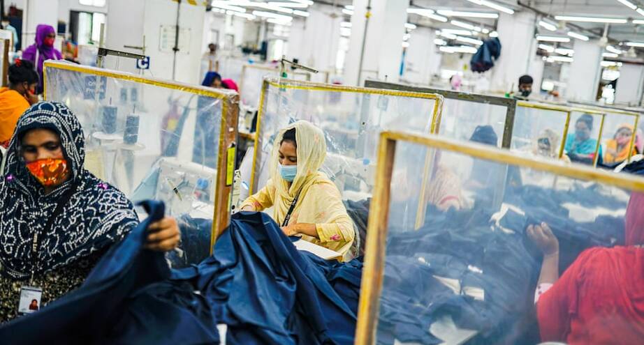 Фото дня: швеи за защитными экранами