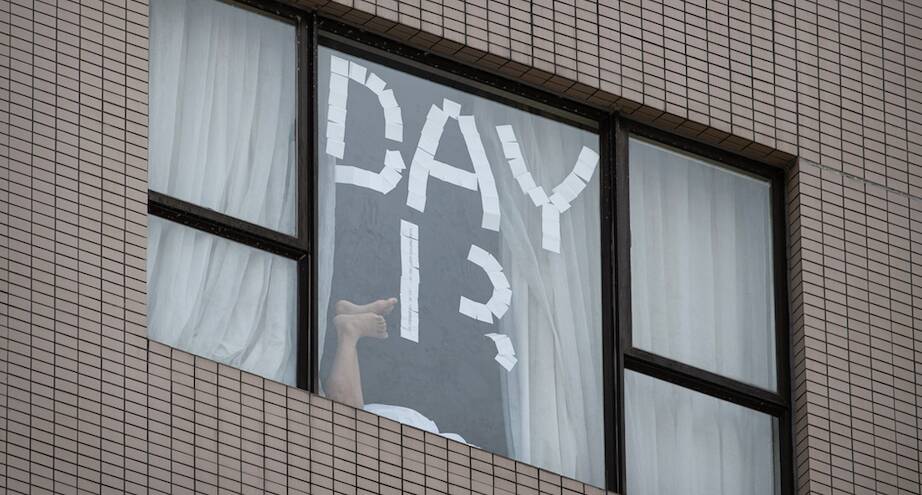 Фото дня: окно отеля, где отбывают карантин