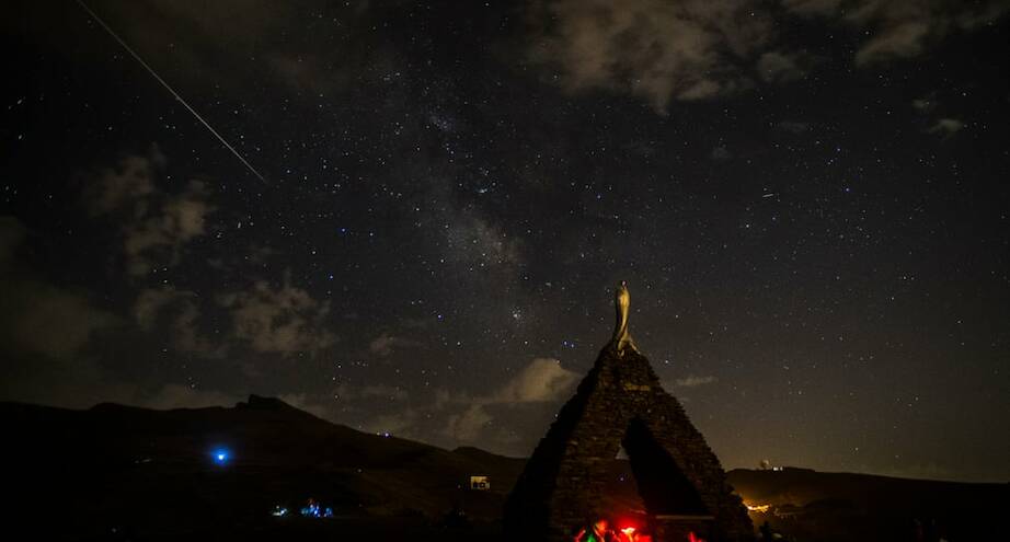 Фото дня: падающая звезда над горами Сьерра-Невада