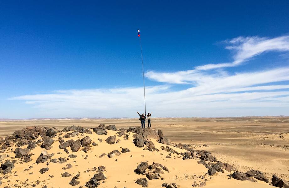 Видео: Бир-Тавиль — «ничейная» часть Африки, от которой все мечтают избавиться Видео: Бир-Тавиль — «ничейная» часть Африки, от которой все мечтают избавиться