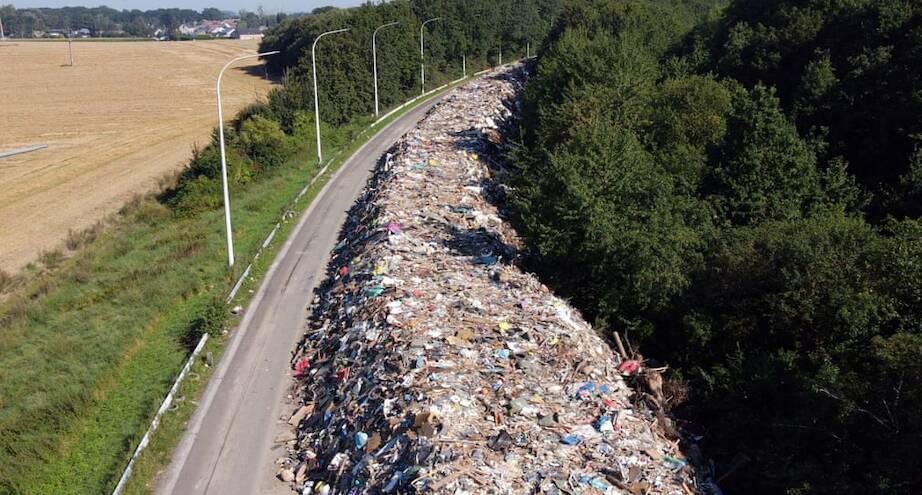 Фото дня: мусор вдоль заброшенного шоссе рядом с бельгийским городом Льеж