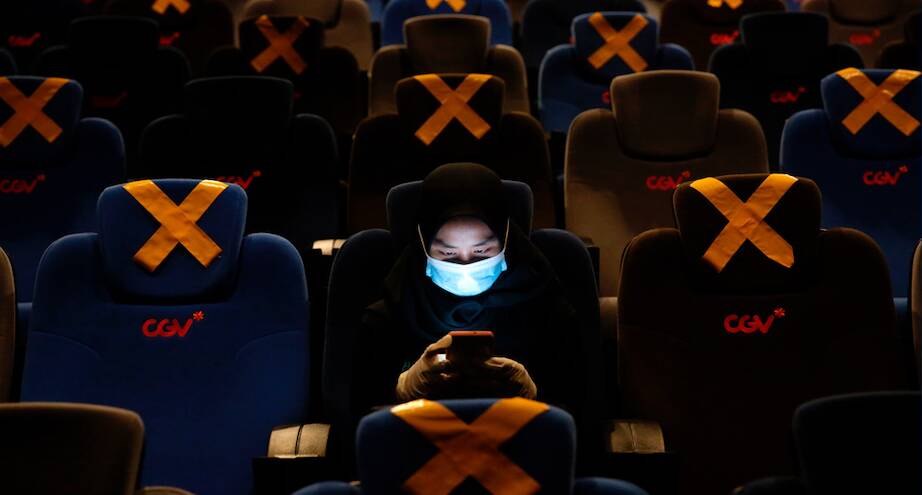 Фото дня: открытие кинотеатров после локдауна в Индонезии