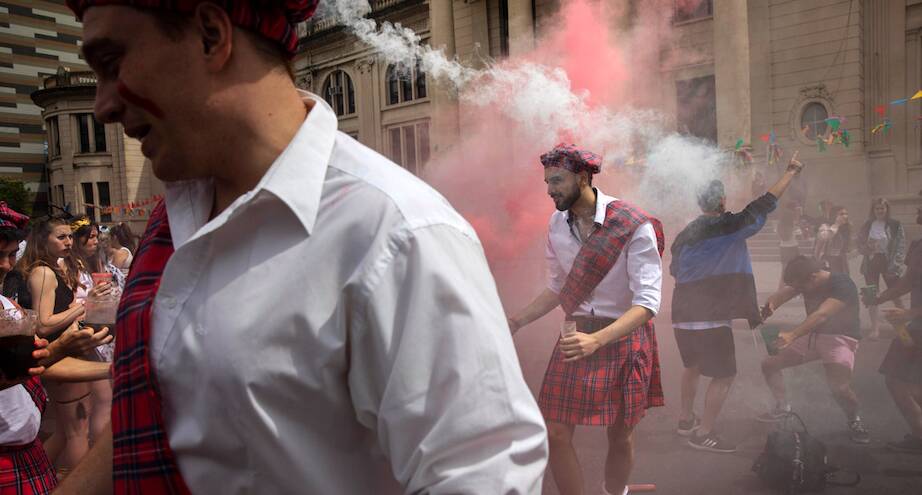 Фото дня: выпускной с опозданием на год