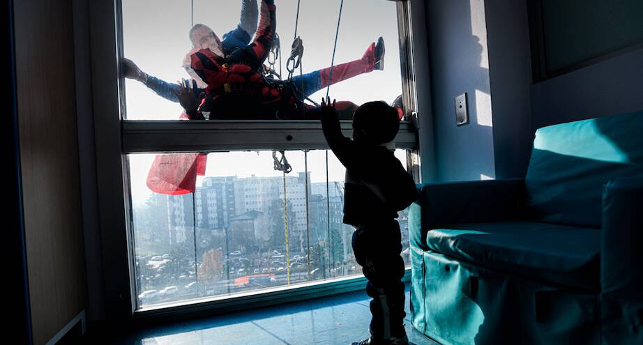 Фото дня: когда к тебе спускается супергерой