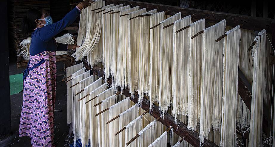 Фото дня: изготовление лапши в Индонезии