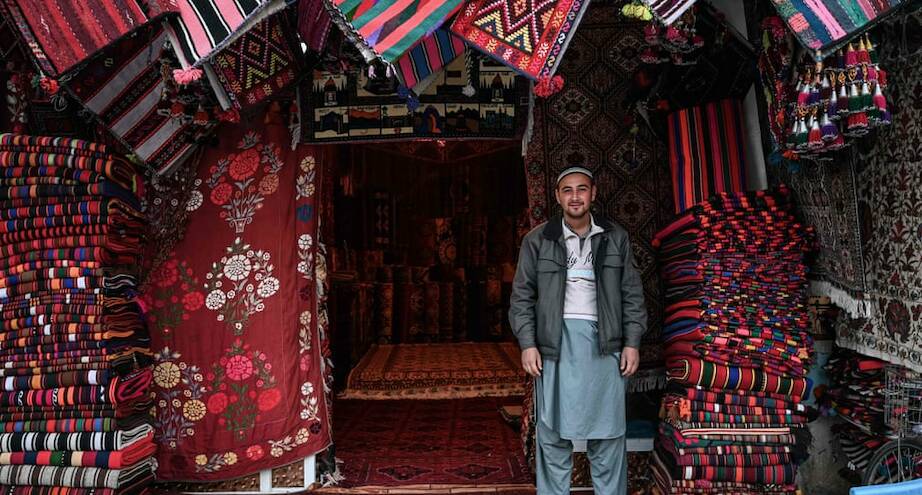 Фото дня: продавец ковров в Афганистане