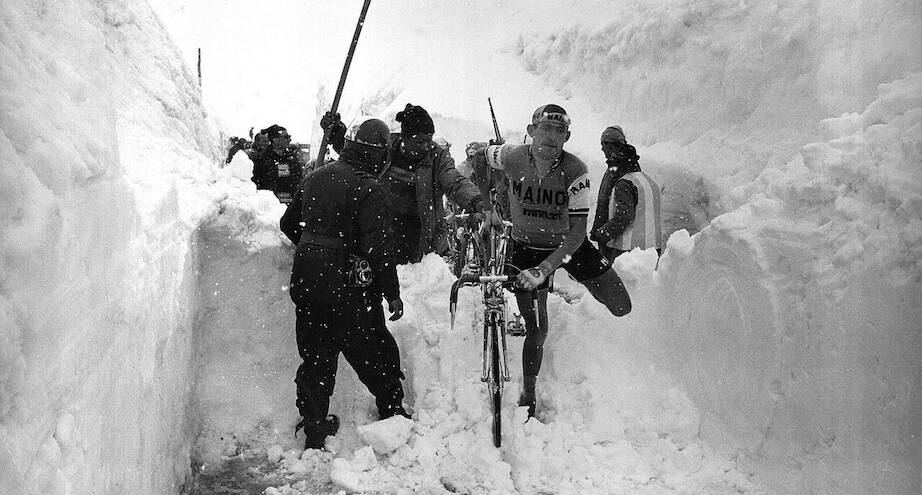 Фото дня: велосипедисты на горном перевале во время соревнований