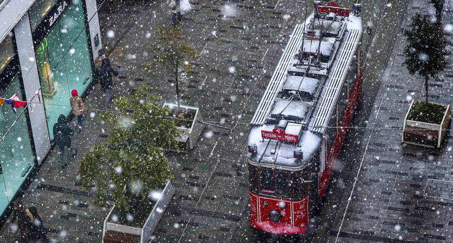 Фото дня: Стамбул во время снегопада
