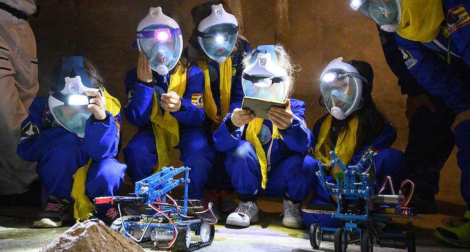 Фото дня: юные космонавты на учениях