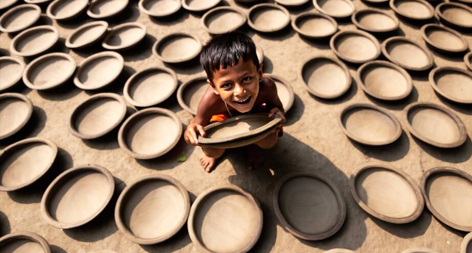 Фото дня: мальчик среди глиняных горшков