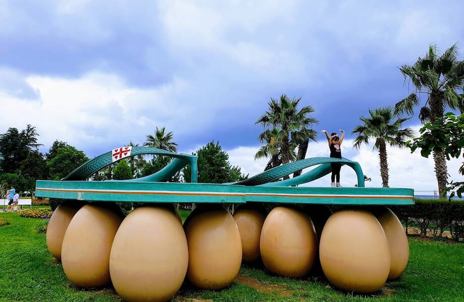 Зачем в Грузии установили странную скульптуру — шлепанцы на куриных яйцах Зачем в Грузии установили странную скульптуру — шлепанцы на куриных яйцах